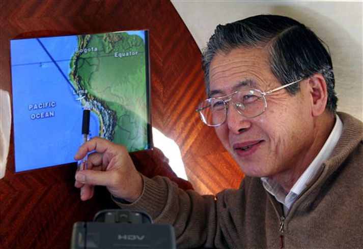 Alberto Fujimori, fyrrverandi forseti Perús, um borð í flugvél á leið til Chile þar sem hann var handtekinn.