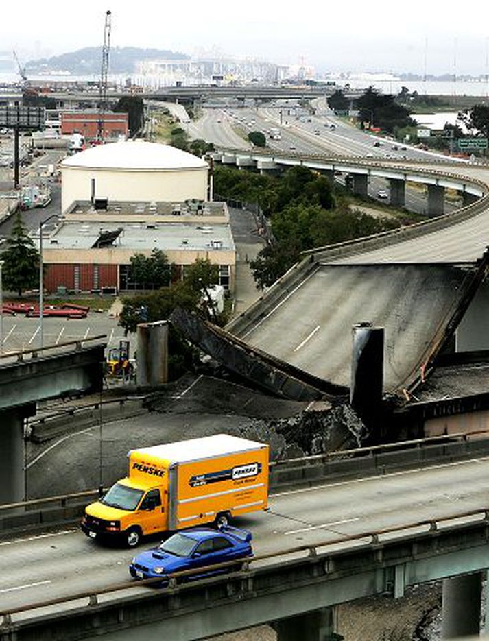 Brúin hrunin Brúin sem hrundi var hluti af aðrein inn á brú yfir Okland Bay.