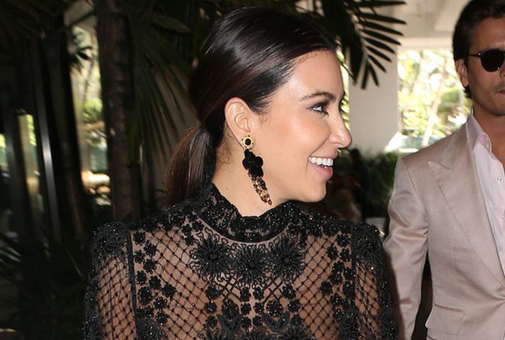 Kim Kardashian á ekki í vandræðum með að fá athygli í svona klæðnaði!