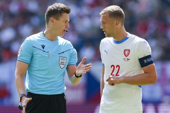 Tomás Soucek er ekki lengur fyrirliði tékkneska landsliðsins. Hér ræðir hann við dómara á EM 2024.