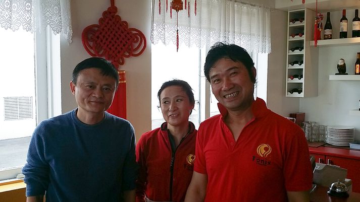 Hér sést Jack Ma ásamt eigendum kínverska veitingahússins Fönix.