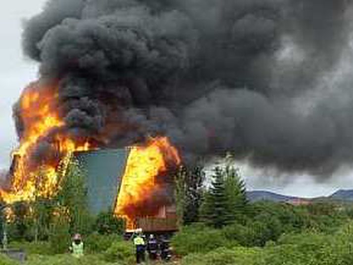 Eldur í sumarbústað að sumri til.