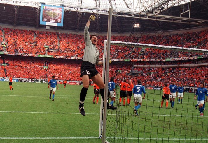 Francesco Toldo varði hvorki fleiri né færri en þrjár vítaspyrnur í leik Ítalíu og Hollands í undanúrslitum EM 2000.