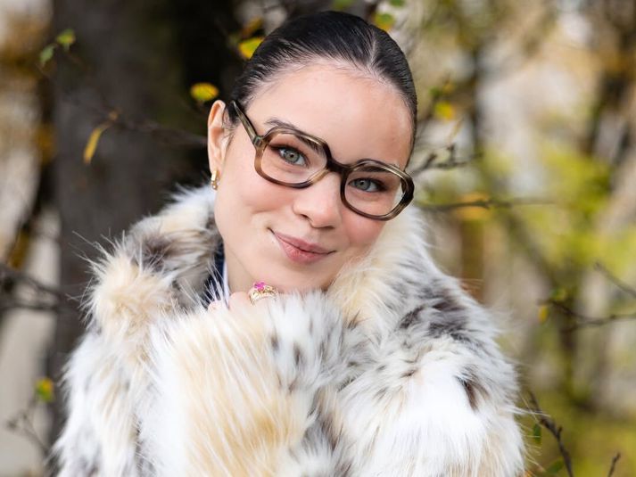 Elenora er hægt og rólega að finna gleðina á ný. 