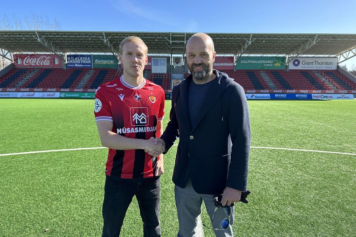 Viktor Örlygur og Arnar Gunnlaugsson þjálfari Víkinga.
