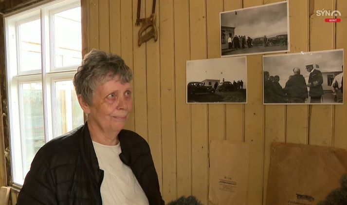 Þuríður Þorleifsdóttir, safnstjóri Verslunarminjasafnsins á Hvammstanga, sýnir ljósmyndir frá heimsókn Kristjáns tíunda konungs í verslunina Norðurbraut árið 1936.