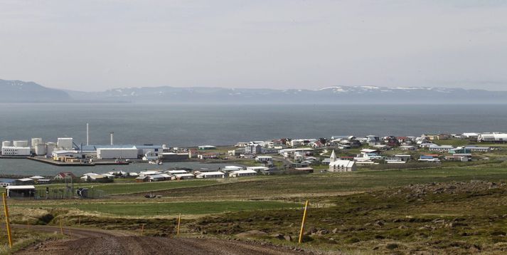 Séð til Þórshafnar af Brekknaheiði. Um hana liggur vegurinn til Bakkafjarðar.