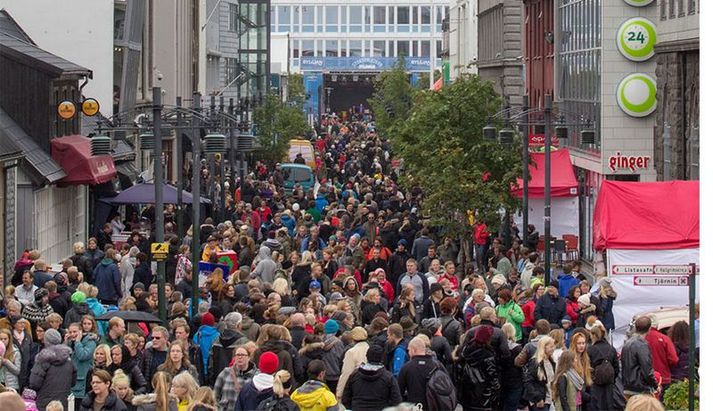 Mikill mannfjöldi var í miðborginni í gær.