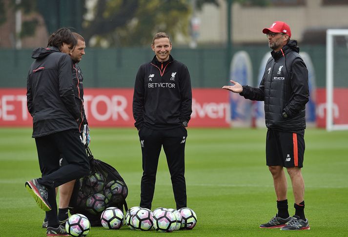 Pepijn Lijnders, á miðri mynd, og Klopp til hægri.