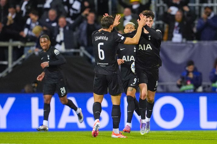 Leikmenn Spurs fagna jöfnunarmarkinu.