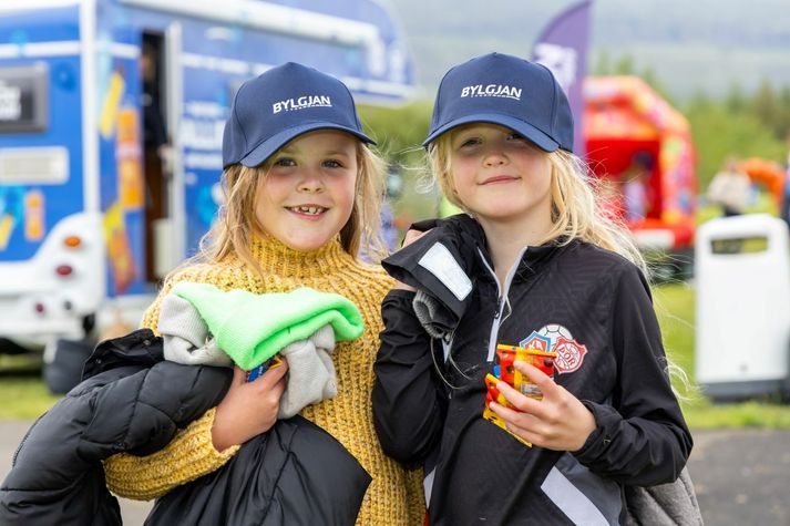 Þessir krakkar kíktu á Bylgjulestina og skemmtu sér hið besta á N1 mótinu á Akureyri um helgina.