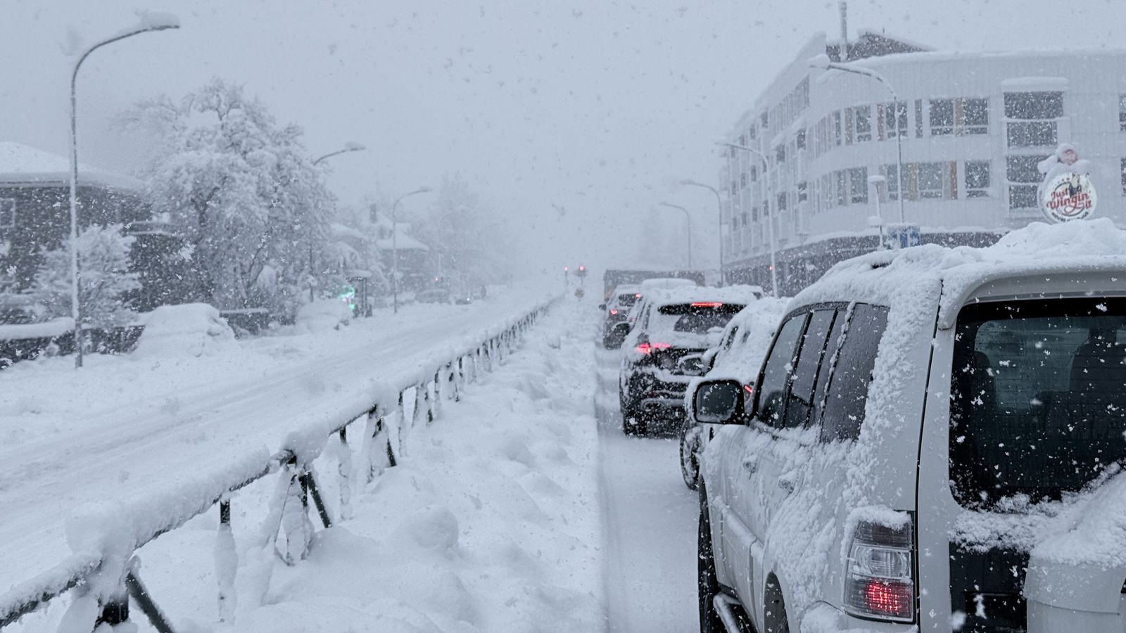 Miklar tafir hjá strætó og vagnar fastir - Vísir