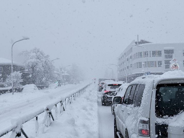 Strætisvagn fastur á Snorrabraut tefur umferð. 
