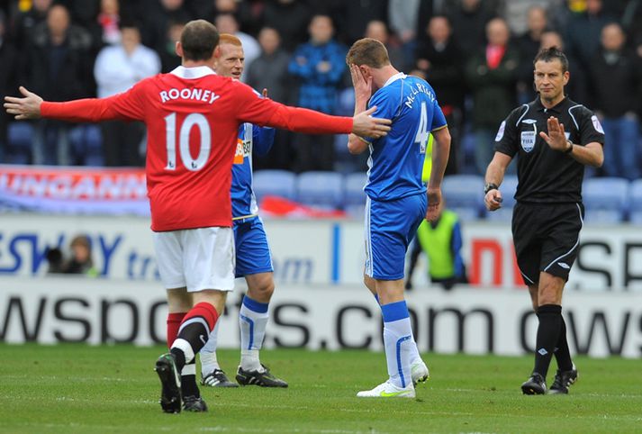 Clattenburg hlaut mikla gagnrýni er hann sleppti Rooney fyrir olnbogaskotið.