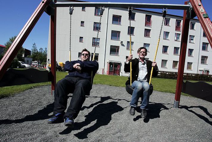 Þeir Rúnar og Megas nutu veðurblíðunnar í vesturbænum í gær og skelltu sér í róló. 