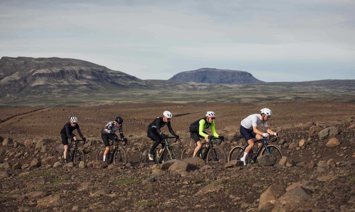 Hjólakeppnin Grefillinn fór fram síðasta laugardag í blíðskaparveðri. Hér má sjá nokkra keppendundur í 200 km Pro/Elite karlaflokknum. Fremstur er Ingvar Ómarsson sem sigraði keppnina og fjórði í röðinni er Þorsteinn Bárðarson sem endaði í öðru sæti. Myndir/Grefillinn.