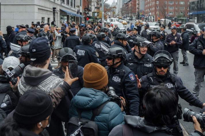 Það kom til átaka milli tveggja hópa mótmælenda fyrir utan heimili Mamdani á laugardag.