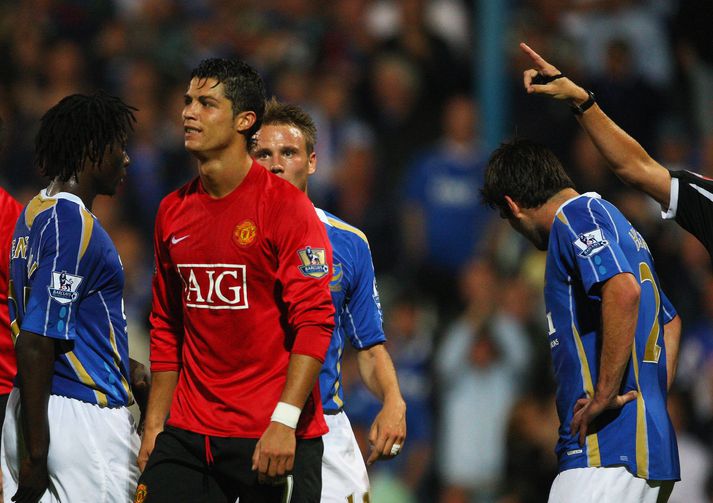 Ronaldo vísað af velli í leiknum gegn Portsmouth.