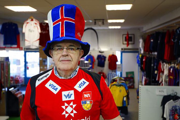 Magnús Vignir Pétursson hefur selt upp allar handboltatreyjurnar sem hann átti í verslun sinni.
fréttablaðið/vilhelm