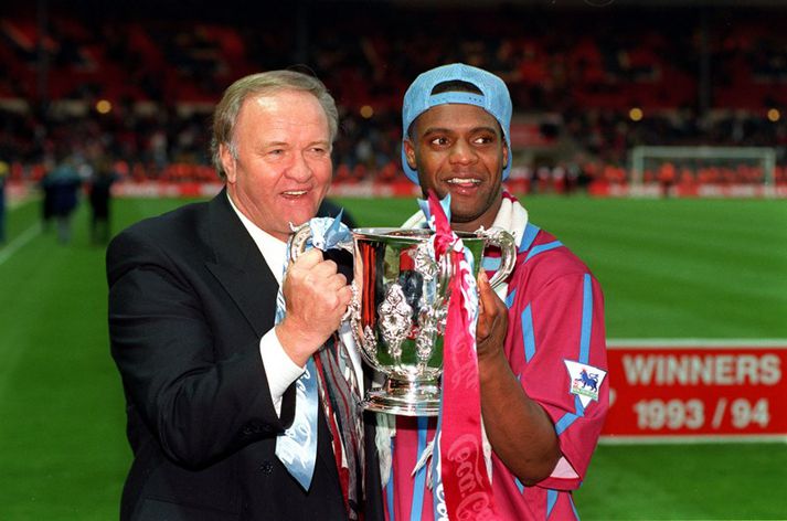 Atkinson með Ron Atkinson, stjóra Villa, á Wembley árið 1994.