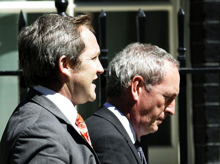 Hoon og hutton Varnarmálaráðherrann John Hutton og samgönguráðherrann Geoff Hoon sögðu báðir af sér embætti í gær. Þeir bættust þannig í hóp þingmanna og ráðherra Verkamannaflokksins sem sagt hafa af sér á síðustu dögum. fréttablaðið/ap