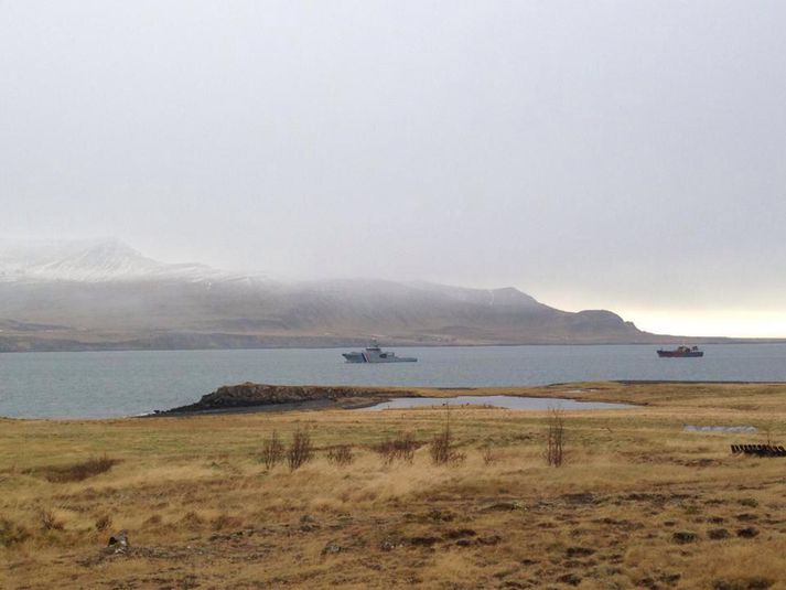 Þór dregur skipið Fernanda inn Hvalfjörðinn.