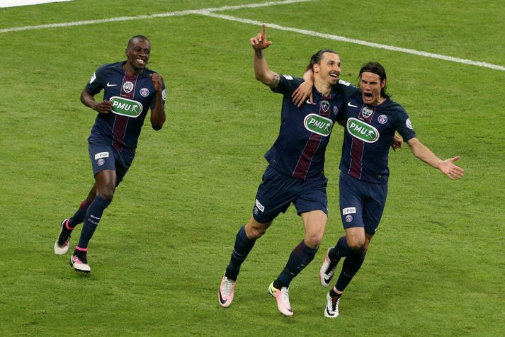 Cavani fagnar einu af mörkum Zlatans í kvöld.