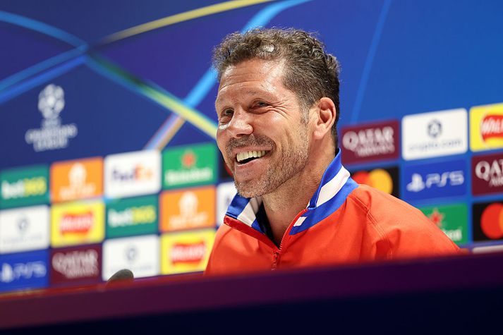 Diego Simeone brosti út í salinn á blaðamannafundi í London í gærkvöld.