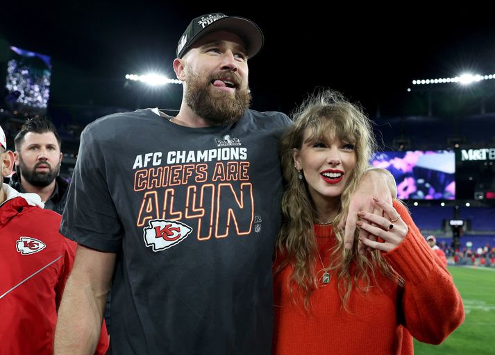 Travis Kelce of Taylor Swift fagna saman sigri Kansas City Chiefs í leikslok.