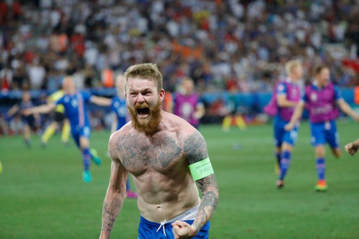 Þáskeggjaði fyrirliðinn Aron Einar Gunnarsson ærðist manna mest eftir að ,,Skomina, þarna, dómarinn þinn'' flautaði leikinn af í Nice.