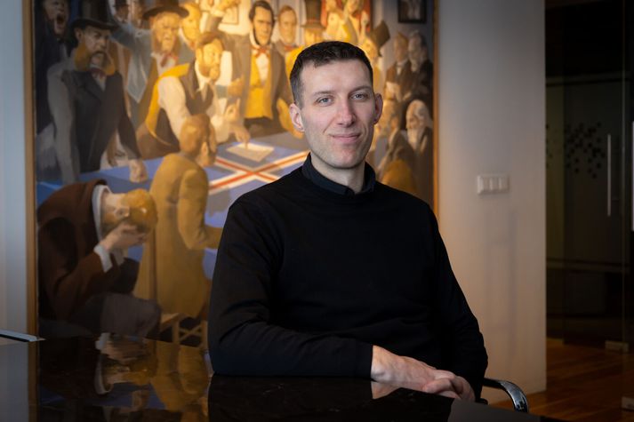 Stefán Hirst Friðriksson framkvæmdastjóri Elvo segir fyrirtæki ekki mega óttast það svo að hellast úr lestinni að gervigreind sé innleidd á kostnað upplifunar viðskiptavina um góða þjónustu. Spjallmenni séu til dæmis almennt ekki mjög vinsæl.