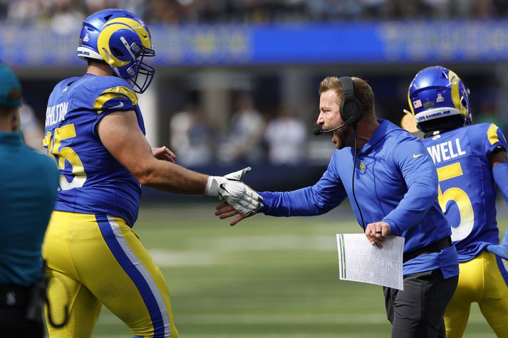 Sean McVay fagnar með einum leikmanni sínum í Lso Angeles Rams liðinu.