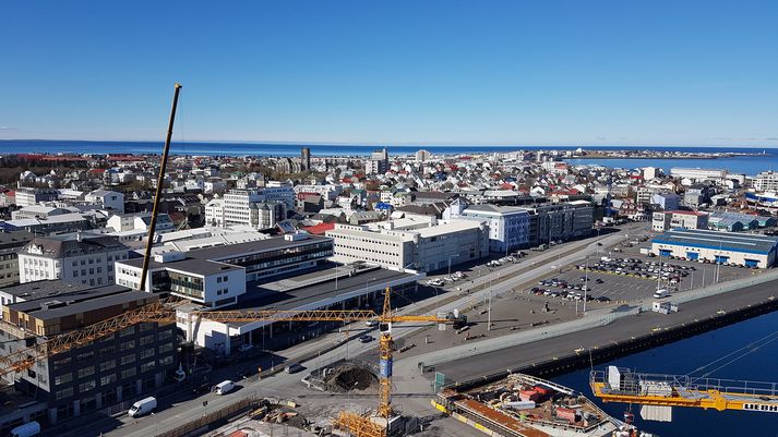 Forsvarsmenn Almenna leigufélagsins segja leigusamninga hafa verið aðlagaða að markaðsverði eftir að félagið tók við rekstri á tveimur stórum fasteignasöfnum í fyrra.