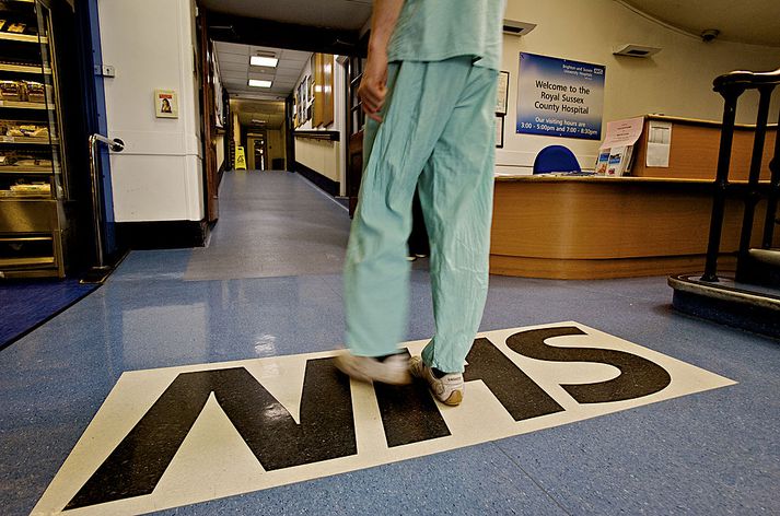 Breska heilbrigðisstofnunin, NHS, segir að slíkar aðgerðir eigi ekki að vera gerðar á stúlkum yngri en 18 ára.