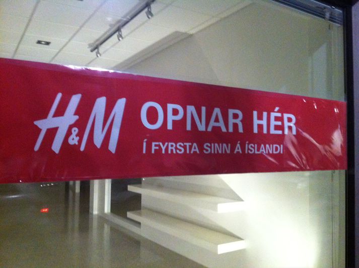 Á rúðum hússins við Laugaveg 91 voru skilaboð um að H&M myndi opna.