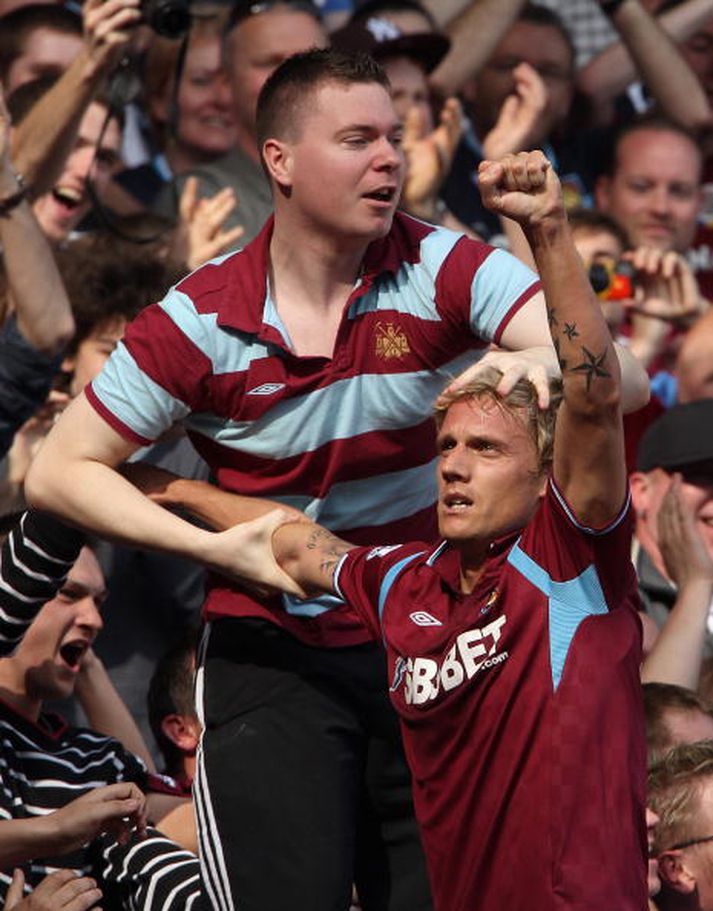 Fagnað á Upton Park. Radoslav Kovac með hressum stuðningsmanni.