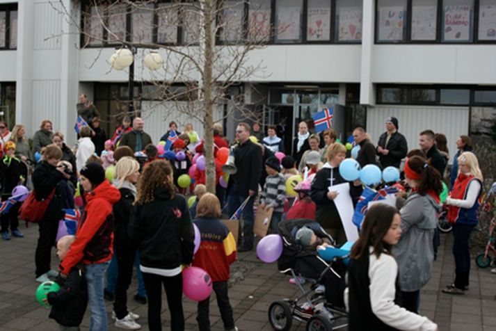 Fjölmenni tók þátt í Eurovision skrúðgöngunni.