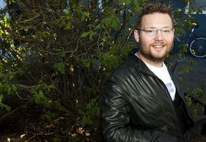 Atli Freyr Steinþórsson er nýtt andlit á skjánum en hann tekur sæti í dómaratvíeyki Gettu betur. Hann er þó vel kunnur Ríkissjónvarpinu þar sem hann hefur starfað sem útvarpsþulur á Rás 1 í sjö ár.