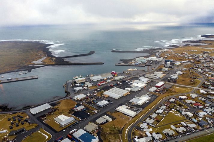 Mynd tekin af Grindavík í vor, þegar enn var snjór í túnum.