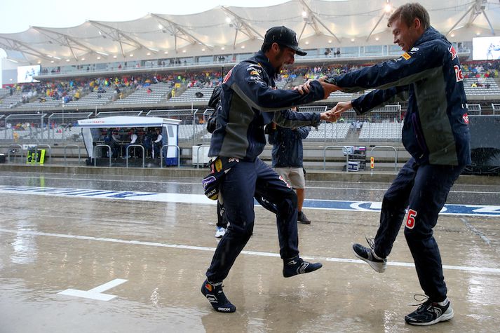 Daniel Ricciardo og Daniil Kvyat dönsuðu í rigningunni.
