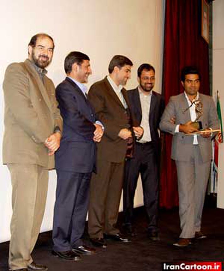 Verðlaunahafarnir, ásamt menntamálaráðherra Írans. Myndin er af vef Íranska teiknimyndahússins, þar sem verðlaunamyndirnar eru til sýnis.