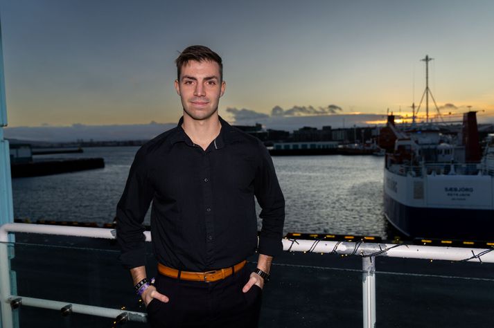 Benedek Regoczi, verkefnastjóri nýsköpunar hjá Sjávarklasanum er fæddur í Ungverjalandi en varð ástfanginn af hafinu þegar hann ólst upp á svæði nálægt Karíbahafinu.Benedek er með meistaragráðu í stjórnun hafsvæða og strandsvæða frá Háskólasetri Vestfjarða og BSc-gráðu í viðskiptafræði frá háskóla í Svíþjóð.