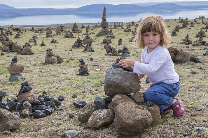 Varða sem Vana Ilieva frá Búlgaríu hlóð með foreldrum sínum 14. júní 2013 er ekki lengur á svæðinu. Henni var ekið burt með öðru grjóti á fimmtudag.