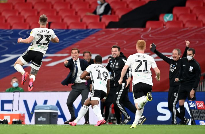 Ryan fagnar ásamt Scott Parker, þjálfara Fulham.