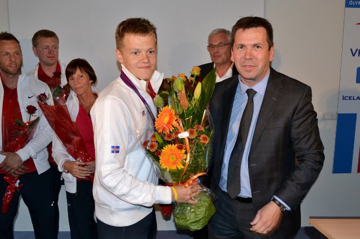 Ármann Kr. Ólafsson, bæjarstjóri í Kópavogi, afhenti Jóni Margeiri viðurkenningu.