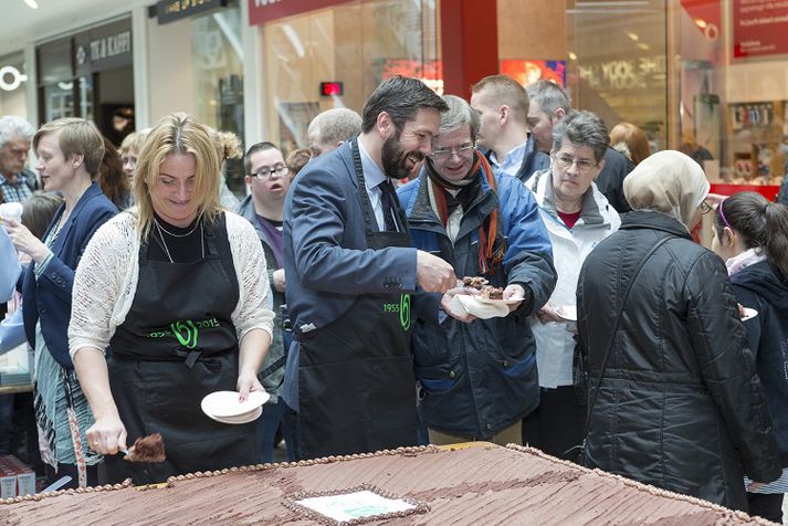 Ármann Kr. var sáttur með sína kökusneið.