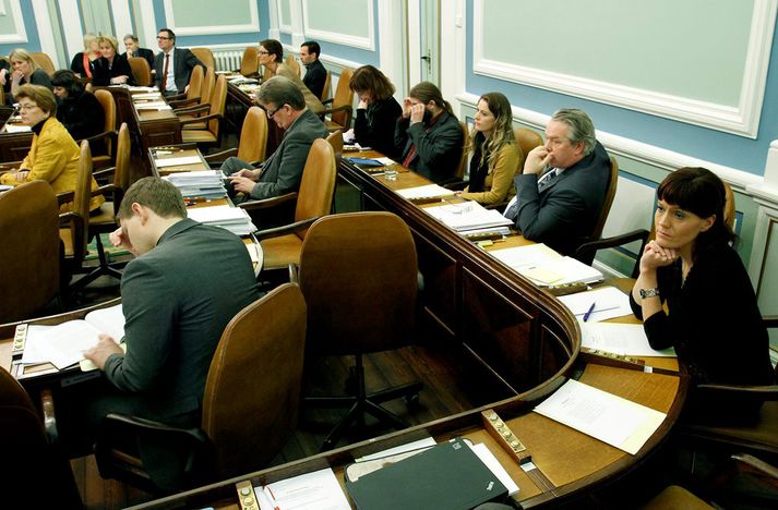 59 fyrirspurnum var svarað munnlega á fyrirspurnarfundum og 206 fyrirspurnum var svarað skriflega. Ráðherrar svöruðu svo 226 fyrirspurnum í óundirbúnum fyrirspurnartímum.
