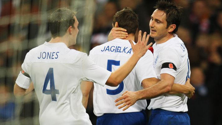 Frank Lampard fagnar sigurmarki sínu í kvöld.