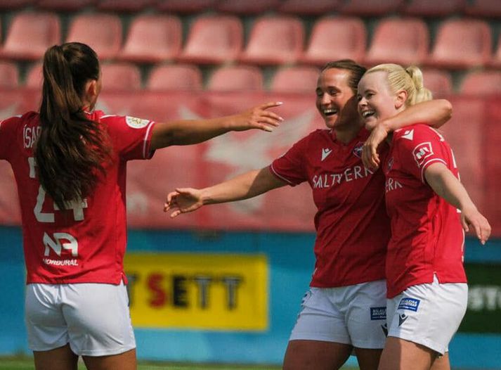Valskonur fagna eftir að Jasmín Erla Ingadóttir kom þeim í 2-0.