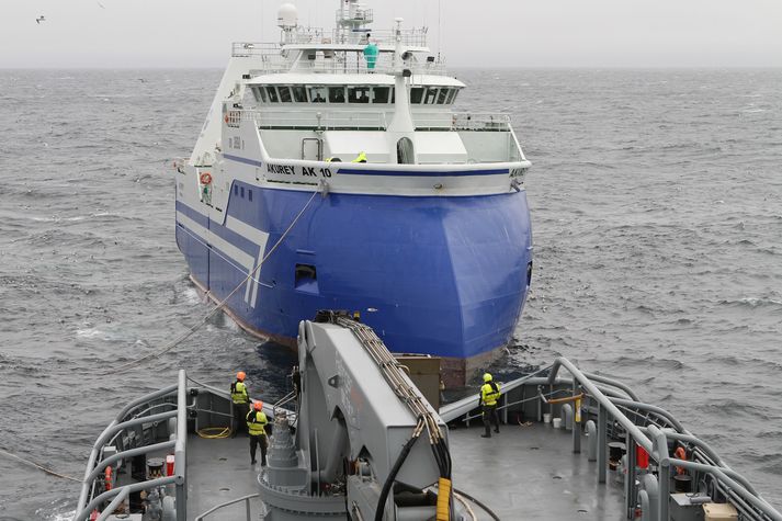 Togarinn sést hér í togi á varðskipinu Þór en greiðlega gekk að setja skipið í tog.